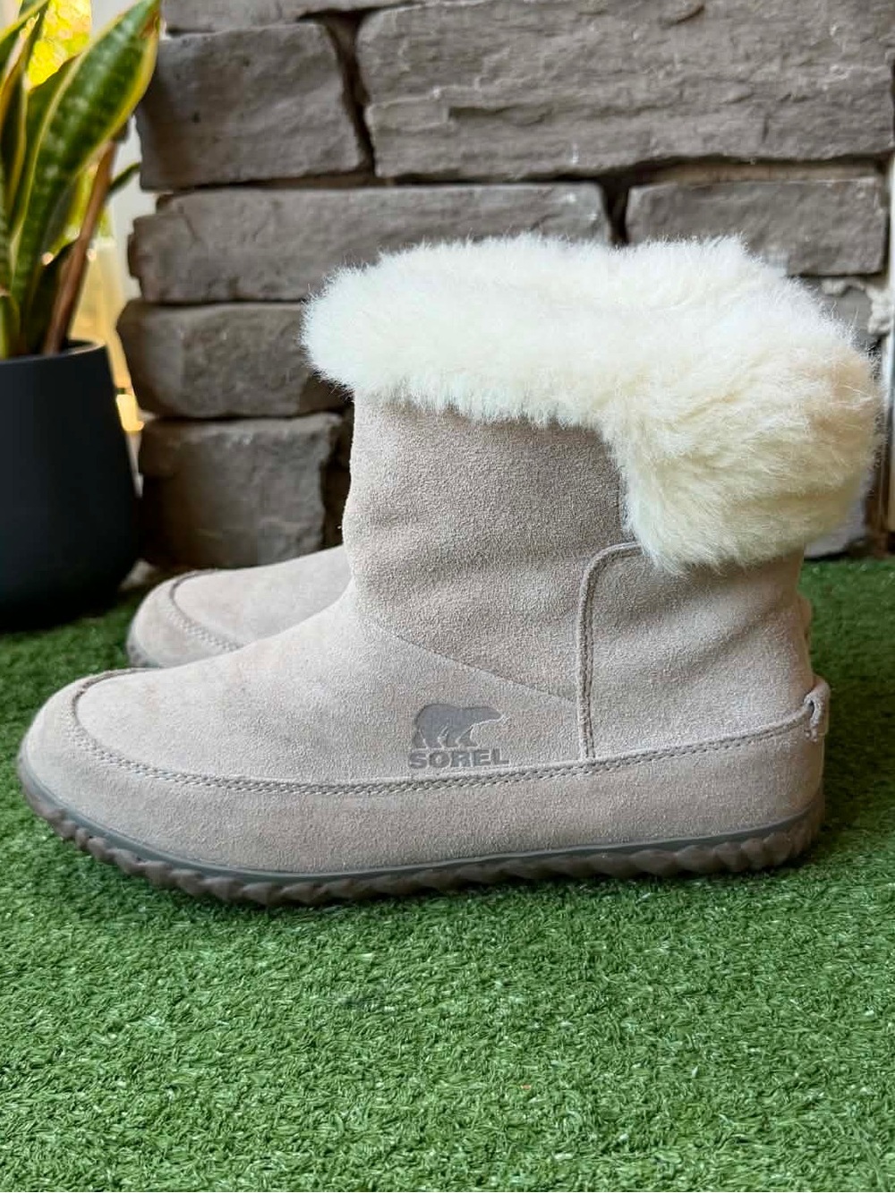 Sorel Out N About Booties Soft White Faux Fur Womens Winter Boots